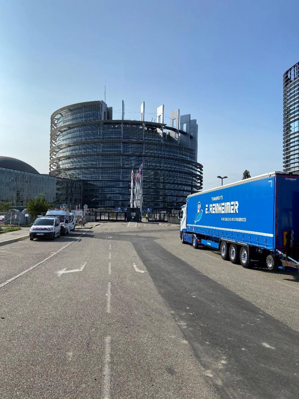 photoLivraison en chariot embarqué d’un « lave-vaisselle » au parlement européen