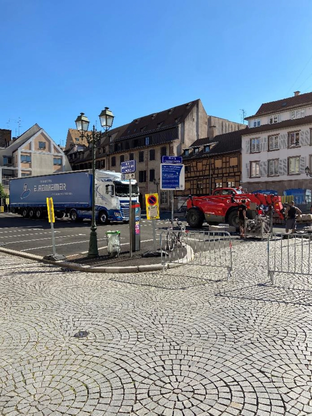 photoEvènementiel au centre de Strasbourg nécessitant une belle escorte